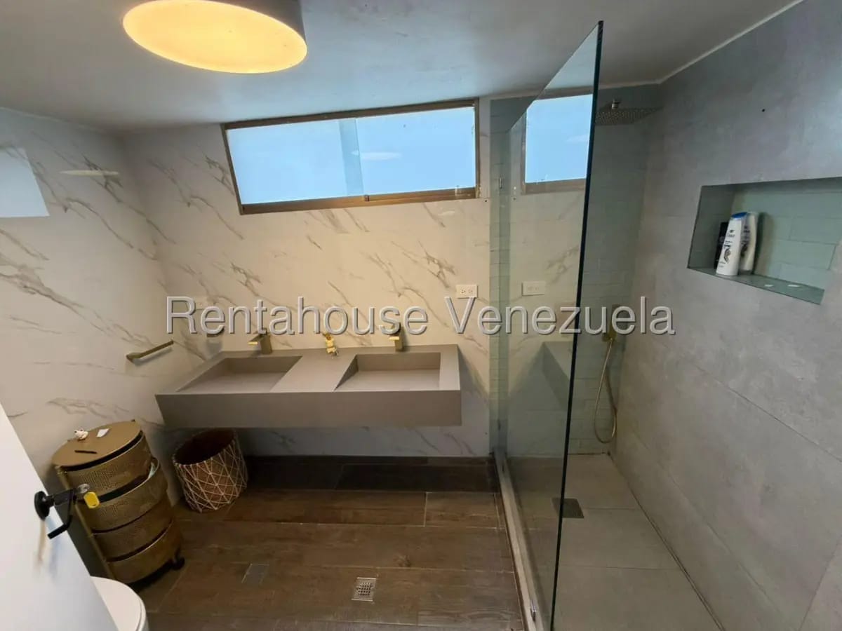 Bella y Amplia Casa En Venta Prados del Este Caracas. En Calle Privada - 6