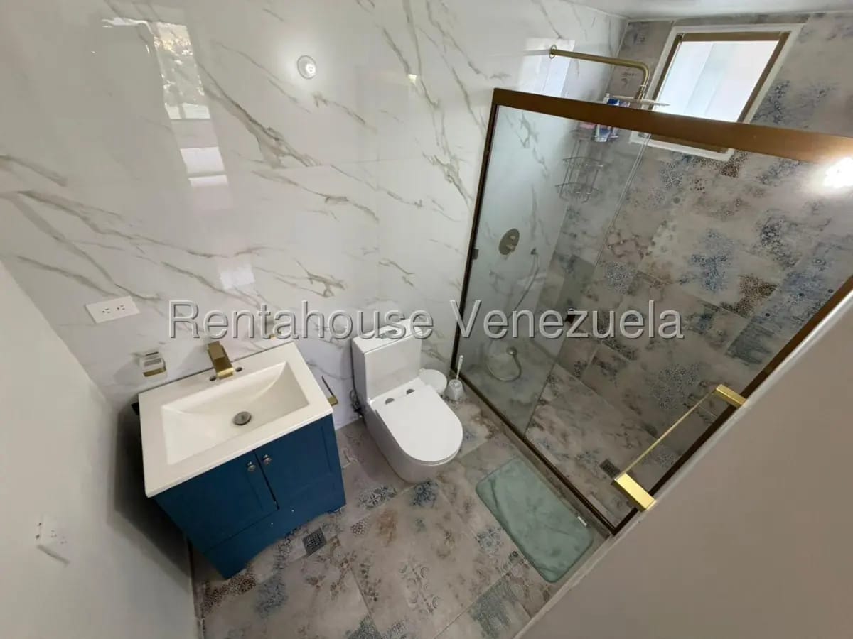 Bella y Amplia Casa En Venta Prados del Este Caracas. En Calle Privada - 10