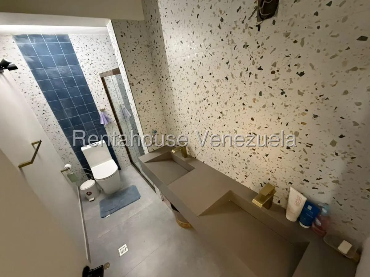 Bella y Amplia Casa En Venta Prados del Este Caracas. En Calle Privada - 12