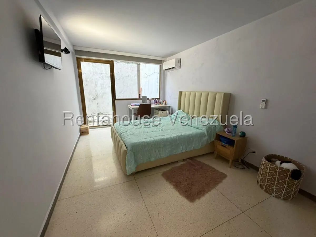 Bella y Amplia Casa En Venta Prados del Este Caracas. En Calle Privada - 13