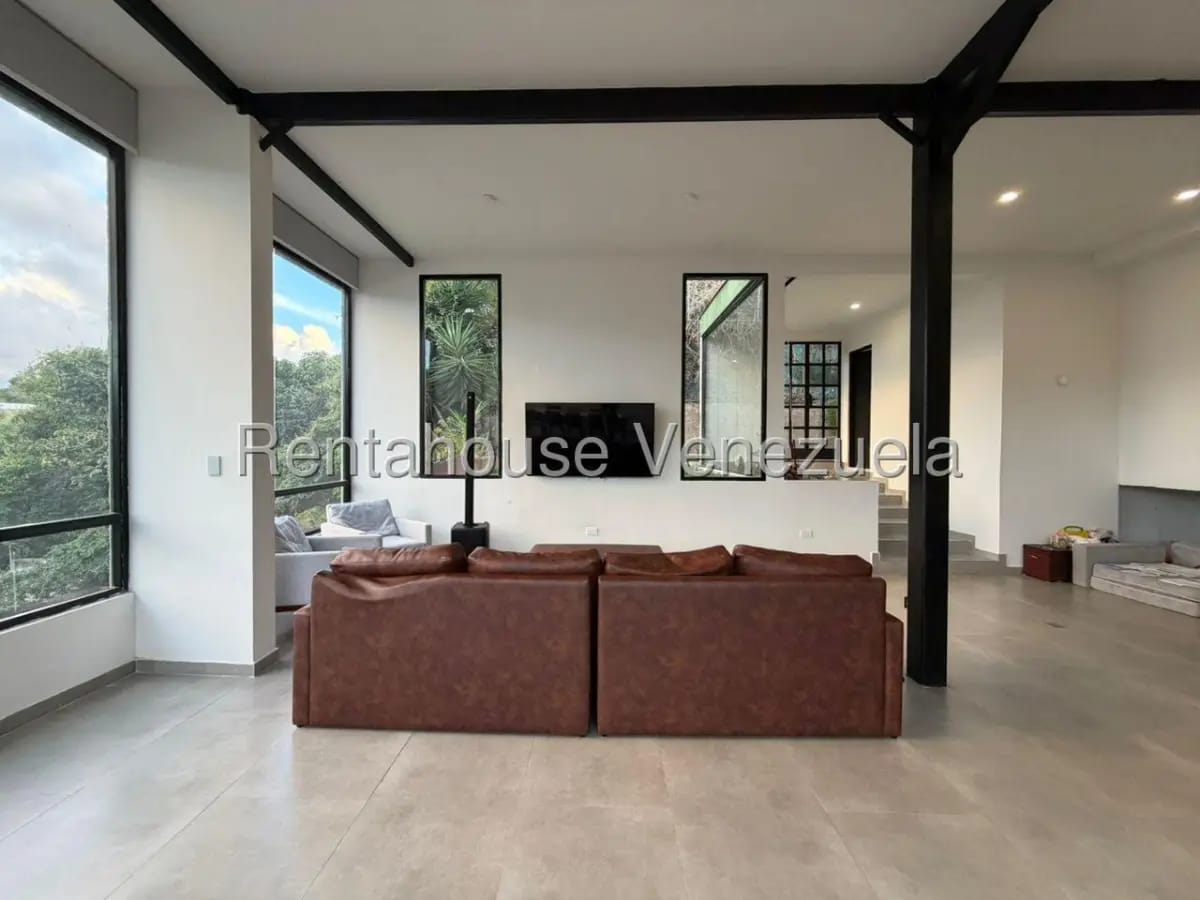 Bella y Amplia Casa En Venta Prados del Este Caracas. En Calle Privada - 19