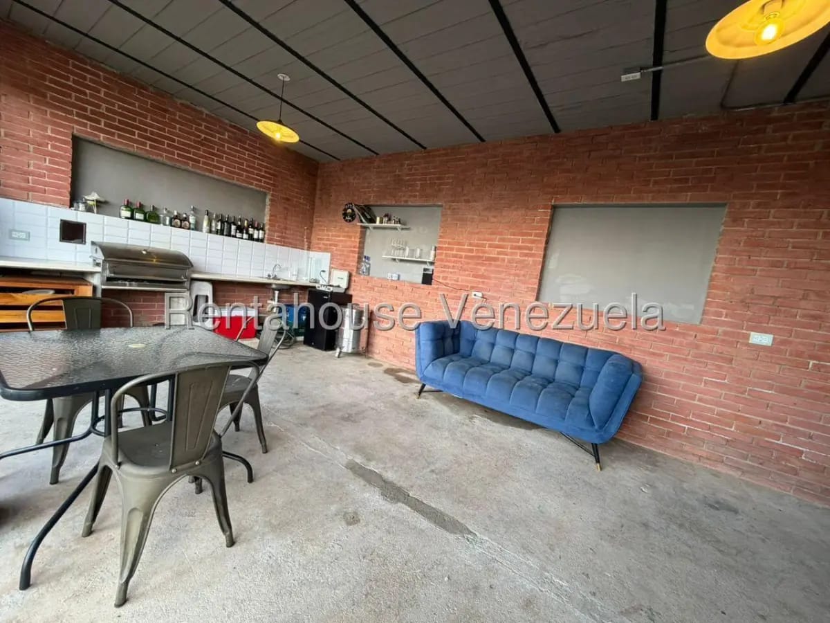 Bella y Amplia Casa En Venta Prados del Este Caracas. En Calle Privada - 22