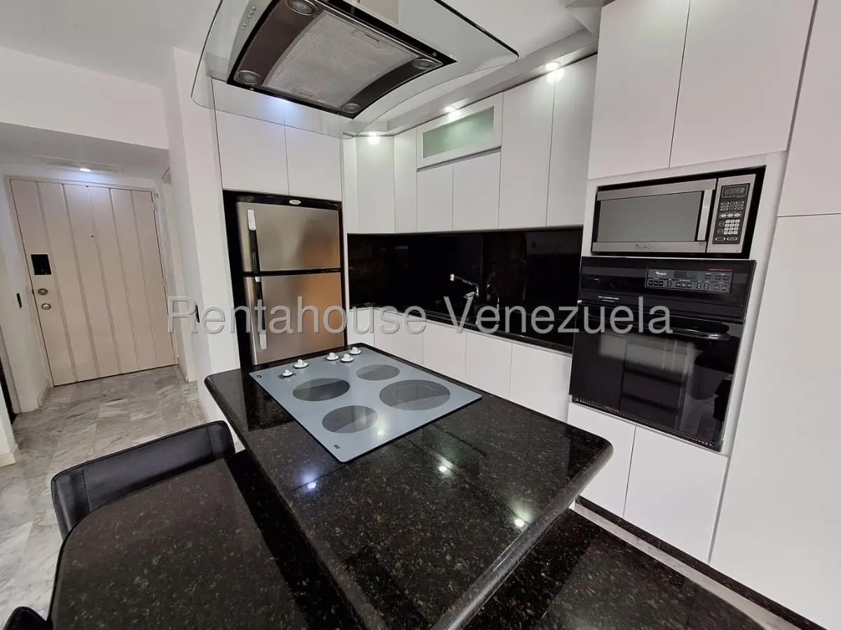 Bello y Cómodo APartamento en Alquiler La Castellana El Pedregal, Caracas - 2