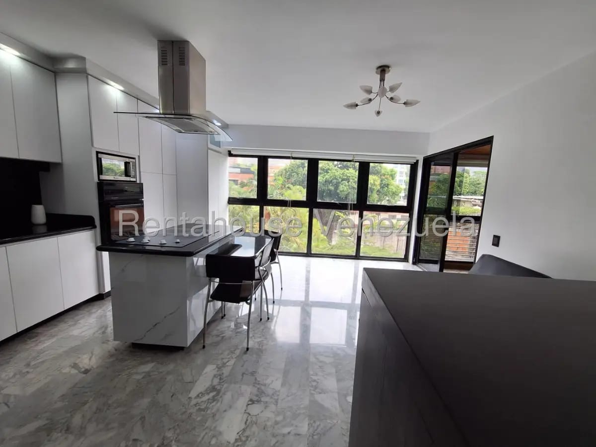 Bello y Cómodo APartamento en Alquiler La Castellana El Pedregal, Caracas - 3