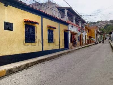 EN VENTA LOCAL COMERCIAL EN EL HATILLO, IDEAL PARA RESTAURANTE O NEGOCIO