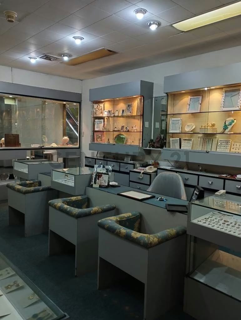 SE ALQUILA LOCAL COMERCIAL EN EL CENTRO COMERCIAL MACARACUAY - 2