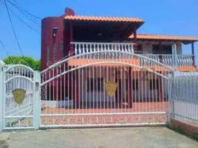 Casa quinta con Galpones en la h con guabina