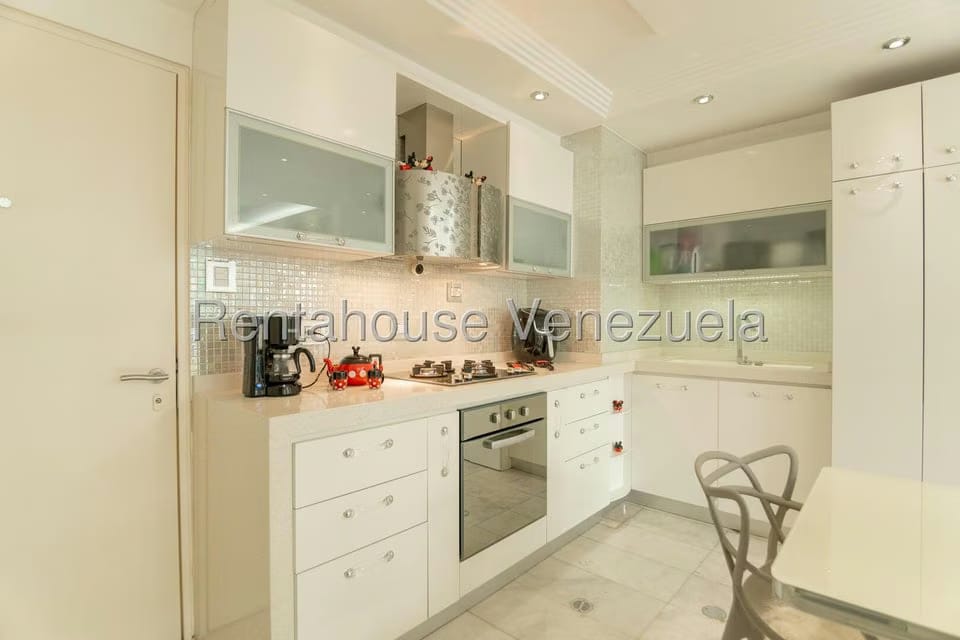 Apartamento (1 Nivel) en Alquiler en El Rosal, Distrito Metropolitano - 25