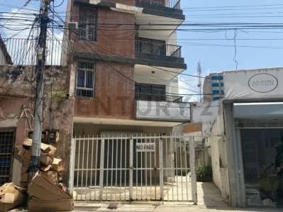 Edificio de 3 niveles en Av. 4 de Mayo, Porlamar, Margarita