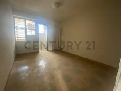 Edificio de 3 niveles en Av. 4 de Mayo, Porlamar, Margarita - 2