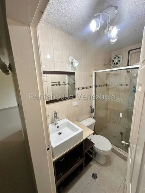 Apartamento (1 Nivel) en Alquiler en Sector San Pedro, Miranda - 16