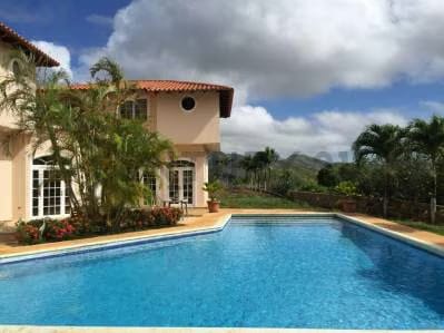 En venta imponente casa en la montaña