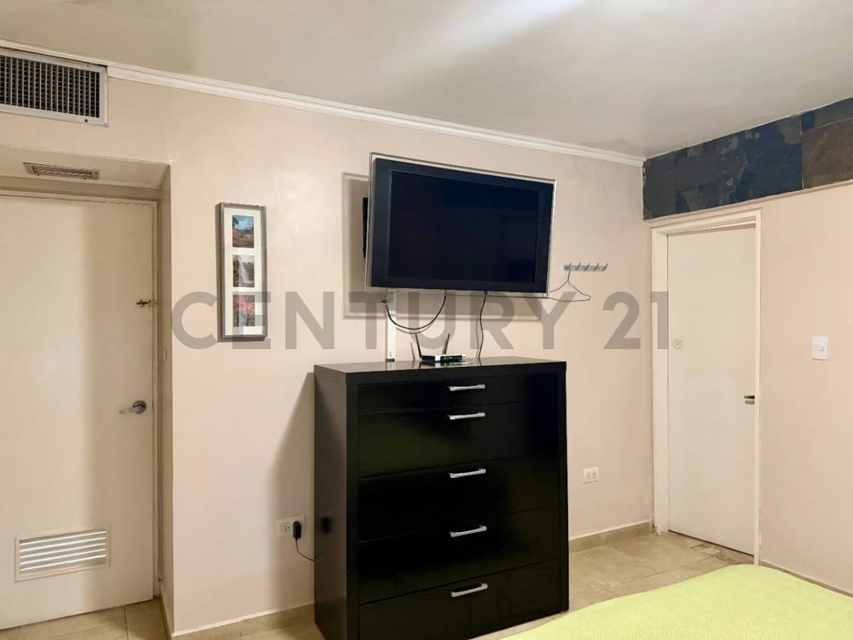 EN VENTA APARTAMENTO EN LECHERIA RES. PALMA REAL AV. BOLIVAR - 8