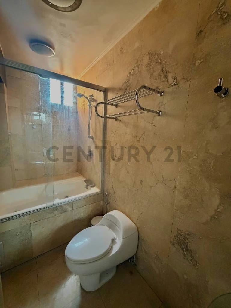 EN VENTA APARTAMENTO EN LECHERIA RES. PALMA REAL AV. BOLIVAR - 10