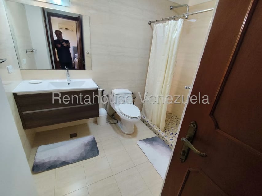 Apartamento (1 Nivel) en Alquiler en Colinas de Bello Monte, Distrito Metropolitano - 70