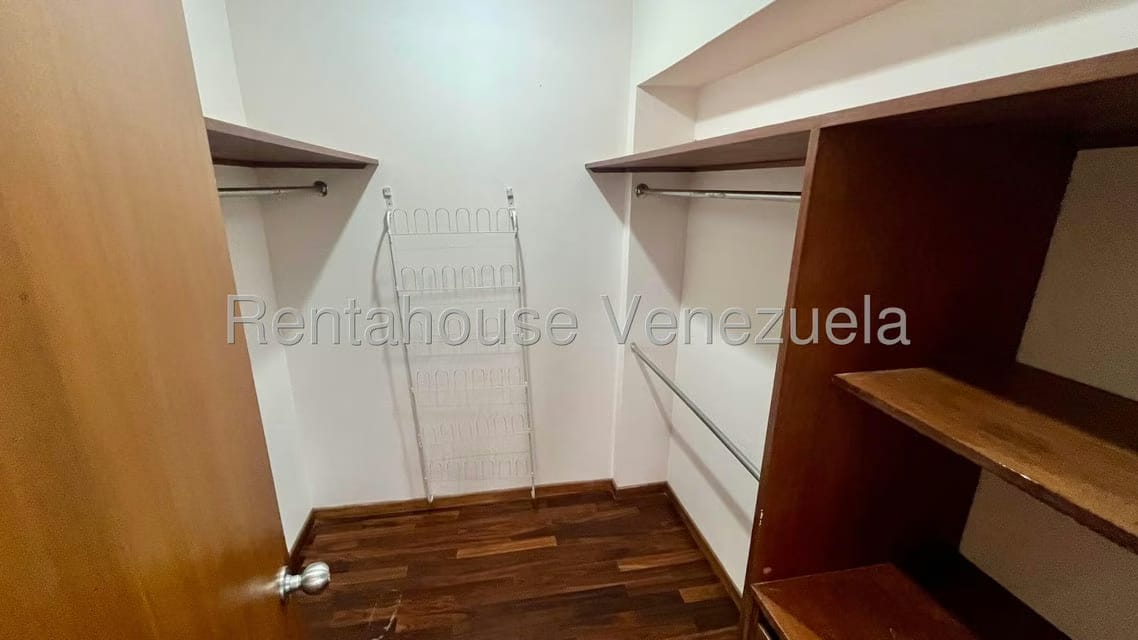Apartamento (1 Nivel) en Alquiler en Parque Oripoto, Distrito Metropolitano - 31
