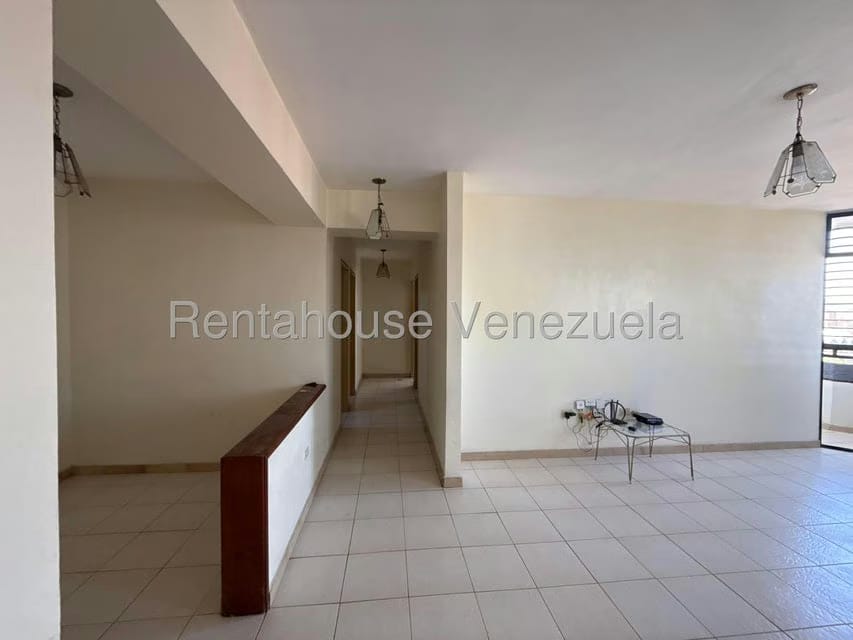 Apartamento (1 Nivel) en Alquiler en Triangulo del Este, Lara - 11