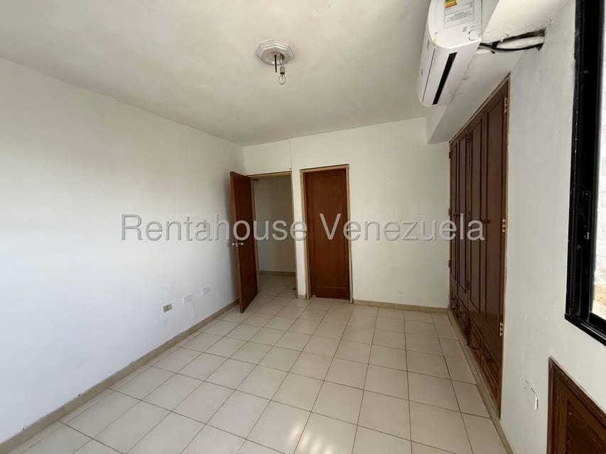 Apartamento (1 Nivel) en Alquiler en Triangulo del Este, Lara - 19