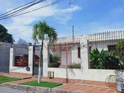 Amplia Casa, con fines residencial y comercial.