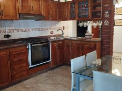 EN VENTA LINDA Y ACOGEDORA CASA EN URBANIZACION LAS QUINTAS DE NAGUANAGUA