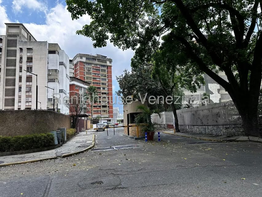 Apartamento (1 Nivel) en Alquiler en Colinas de Bello Monte, Distrito Metropolitano - 2