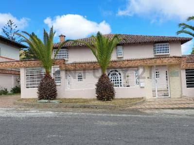 Casa Urb. Club de Campo San Antonio de los Altos.