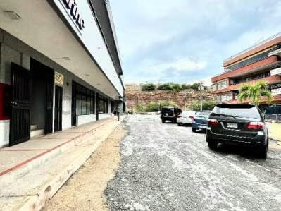 Excelente Local Comercial a Pie de Calle en la Avenida Principal de Lechería - 2