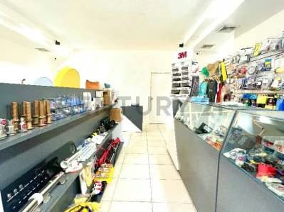 Excelente Local Comercial a Pie de Calle en la Avenida Principal de Lechería - 4