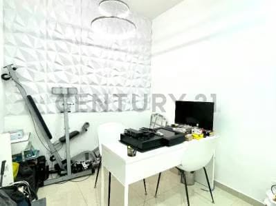 Excelente Local Comercial a Pie de Calle en la Avenida Principal de Lechería - 5