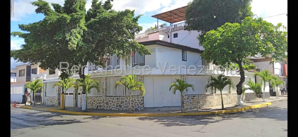 Casa (Duplex) en Venta en La Atlantida, Vargas - 2