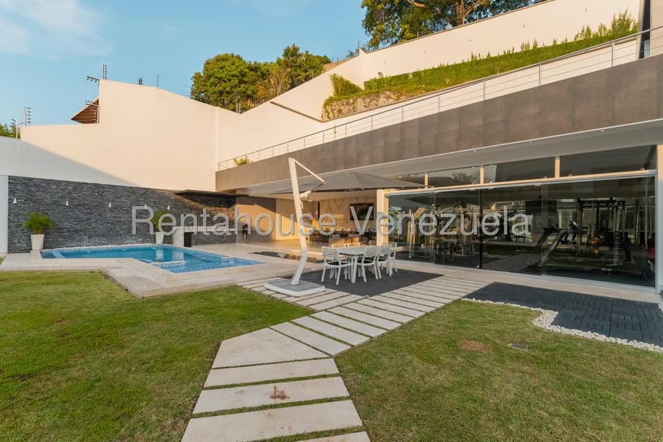Casa (Duplex) en Venta en Prados del Este, Distrito Metropolitano - 2