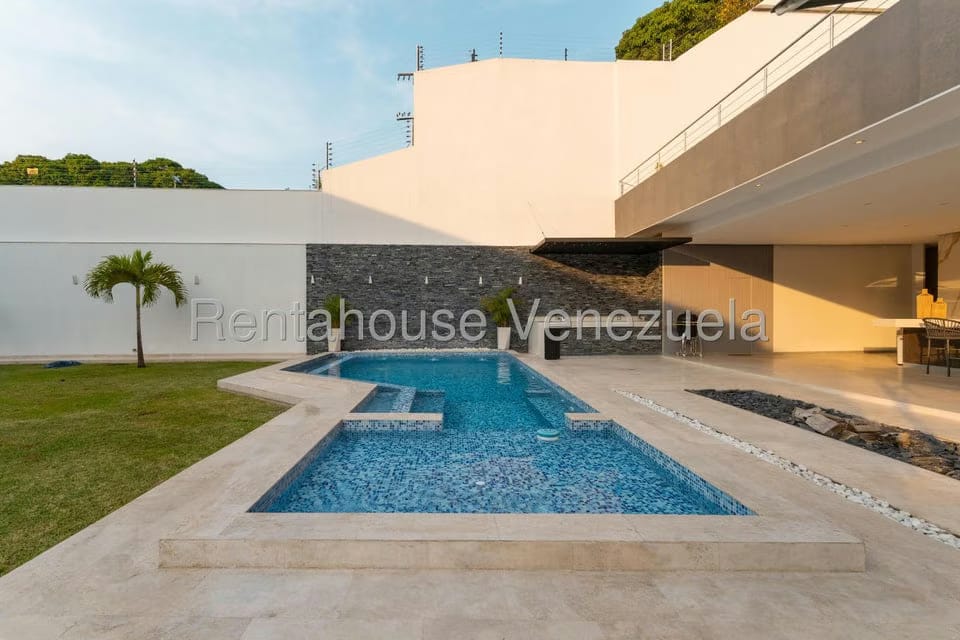 Casa (Duplex) en Venta en Prados del Este, Distrito Metropolitano - 3