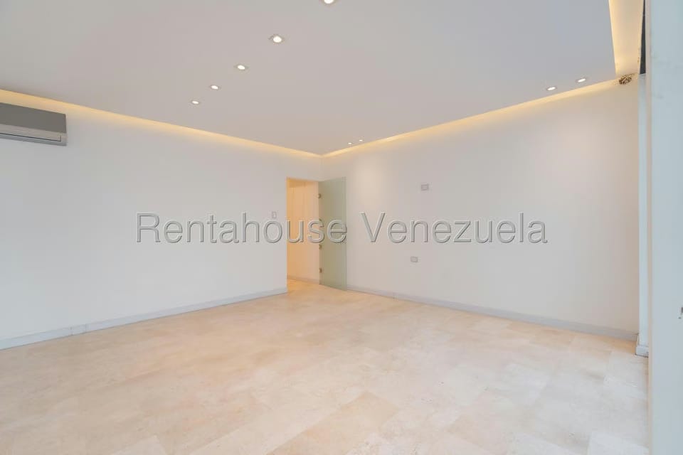 Casa (Duplex) en Venta en Prados del Este, Distrito Metropolitano - 23