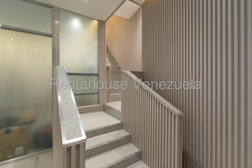 Casa (Duplex) en Venta en Prados del Este, Distrito Metropolitano - 32
