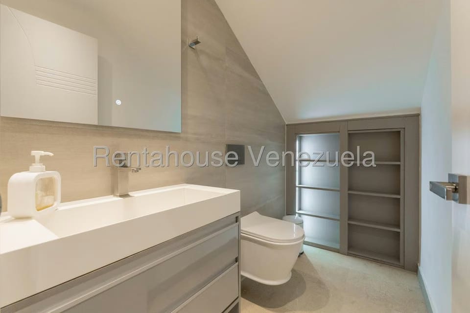 Casa (Duplex) en Venta en Prados del Este, Distrito Metropolitano - 47