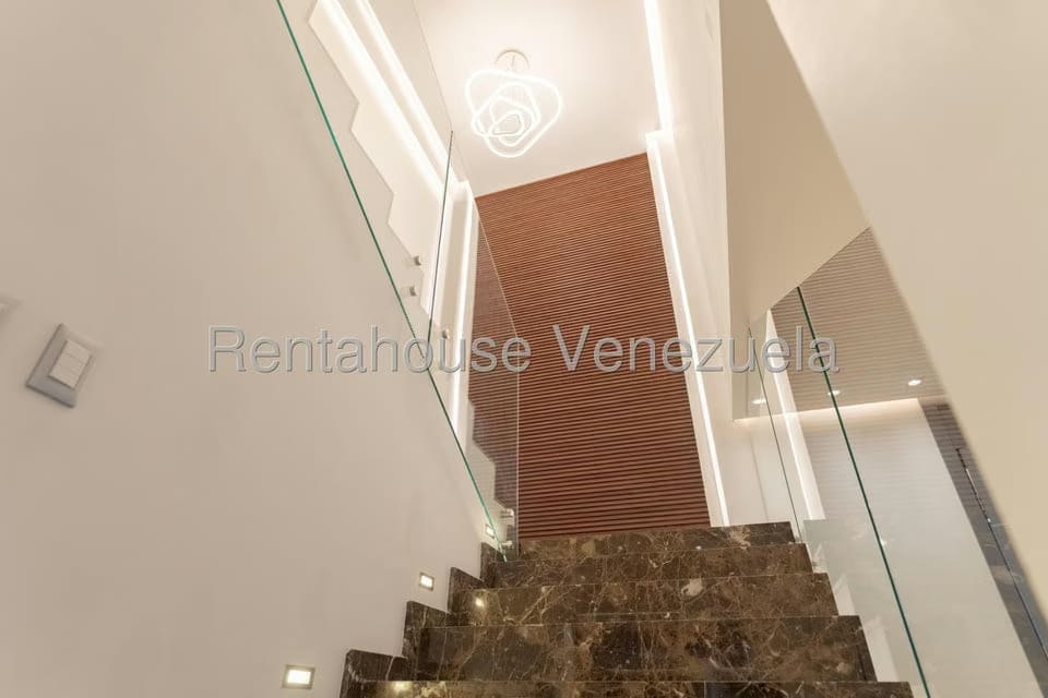 Casa (Duplex) en Venta en Prados del Este, Distrito Metropolitano - 55