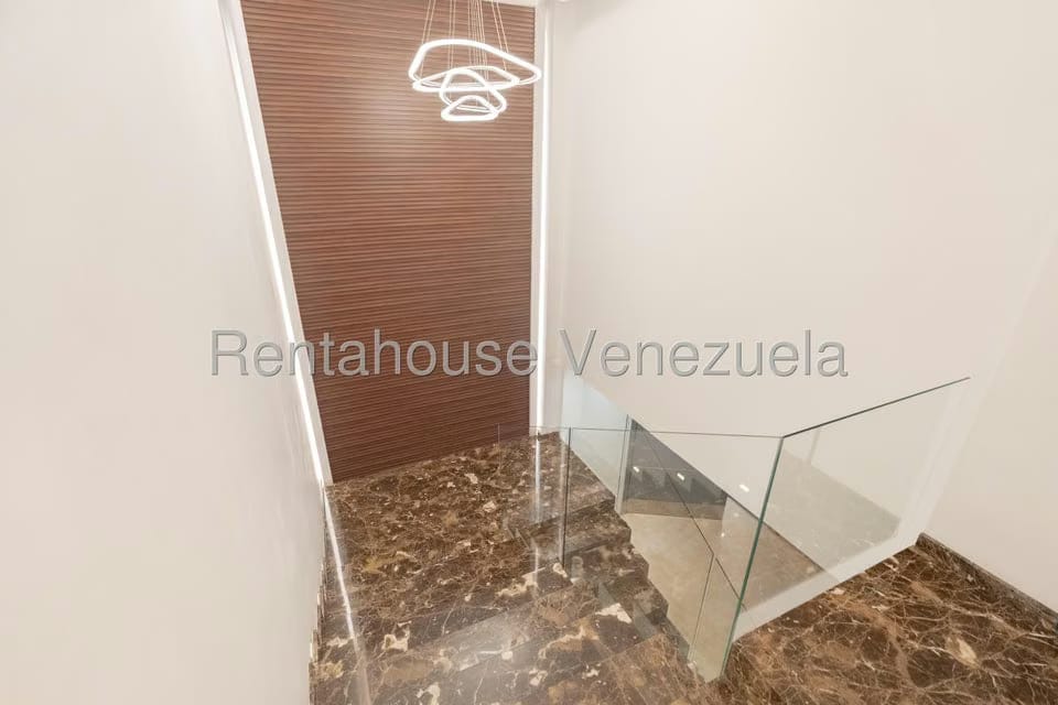 Casa (Duplex) en Venta en Prados del Este, Distrito Metropolitano - 56