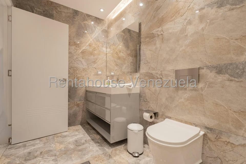 Casa (Duplex) en Venta en Prados del Este, Distrito Metropolitano - 69