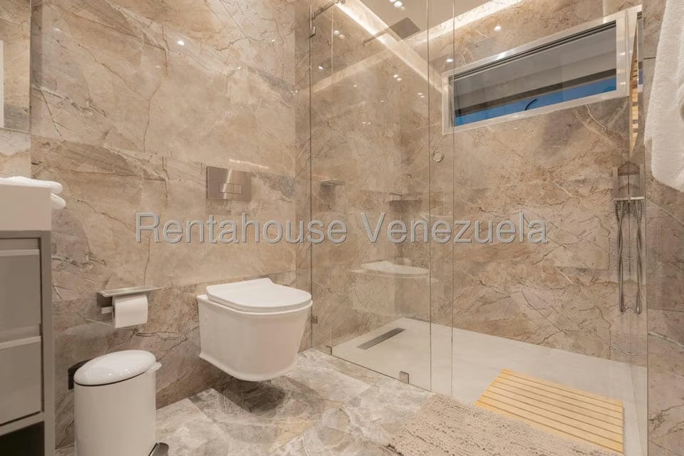 Casa (Duplex) en Venta en Prados del Este, Distrito Metropolitano - 70