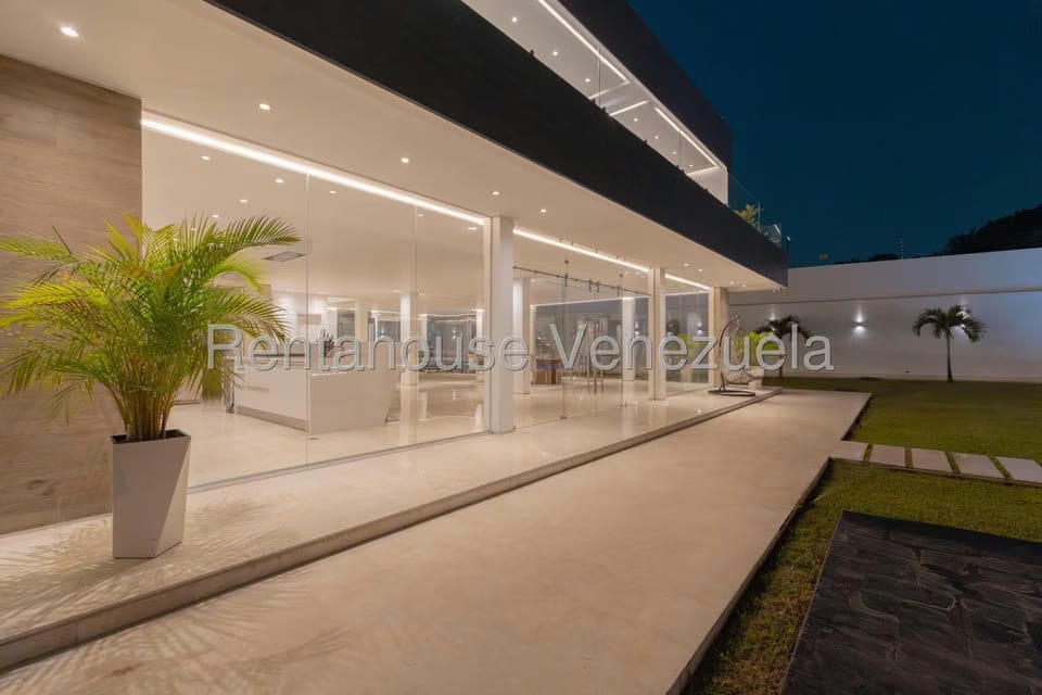 Casa (Duplex) en Venta en Prados del Este, Distrito Metropolitano - 75