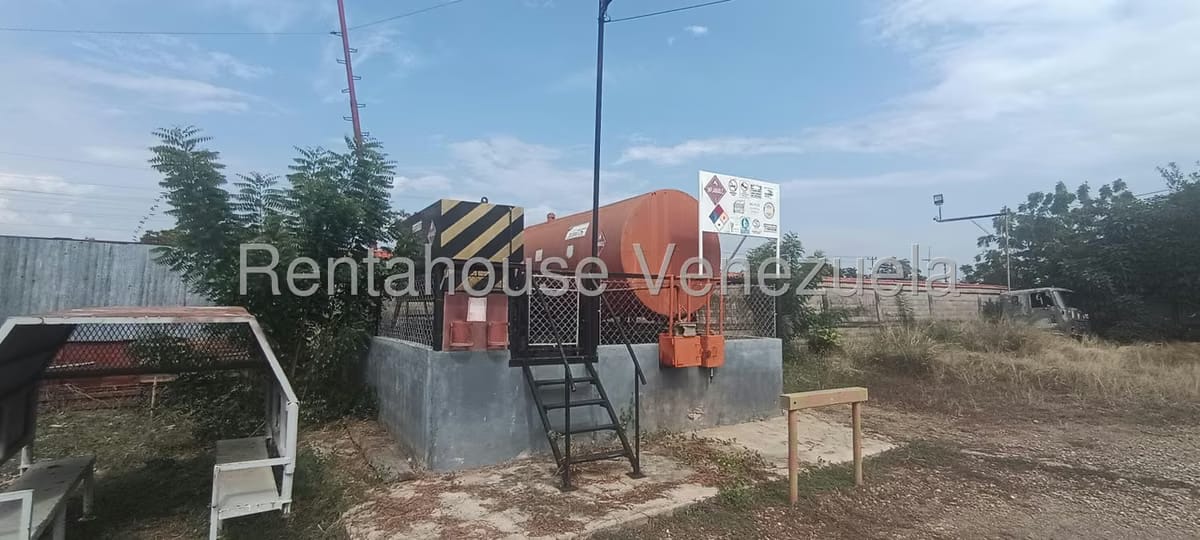 Comercial (Galpon - Deposito) en Alquiler en Av 34, Zulia - 2