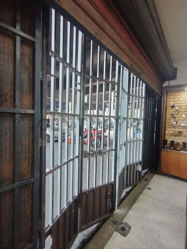 VENTA LOCAL A PIE DE CALLE EN MERCADO MUNICIPAL DE SAN MARTÍN , CARACAS.