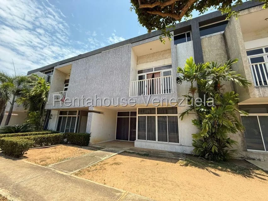 Townhouse (Multiples Niveles) en Venta en Avenida Intercomunal, Zulia
