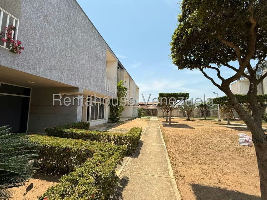 Townhouse (Multiples Niveles) en Venta en Avenida Intercomunal, Zulia - 2