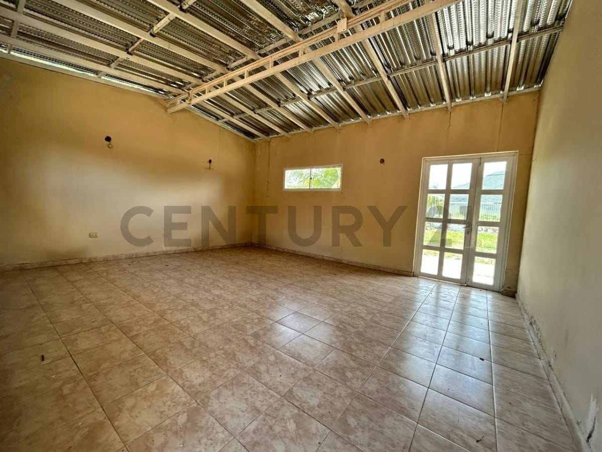 Terreno con locales comerciales - 4