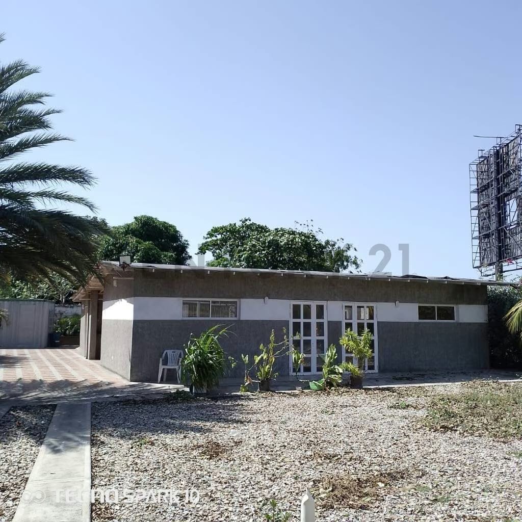 Terreno con locales comerciales - 5