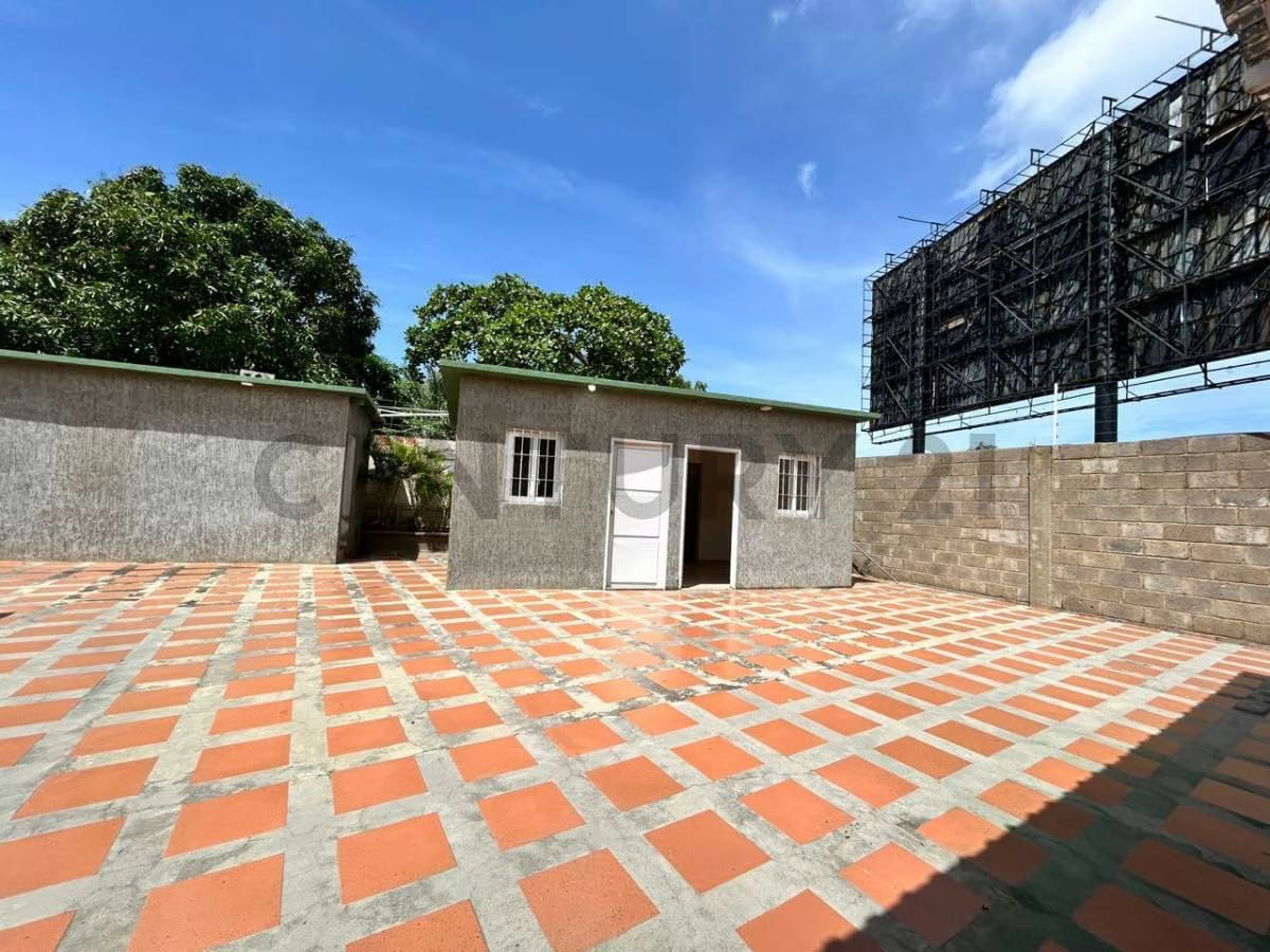 Terreno con locales comerciales - 7