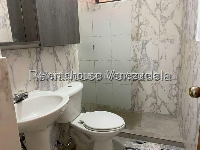Apartamento (1 Nivel) en Alquiler en Colinas de La Tahona, Distrito Metropolitano - 17