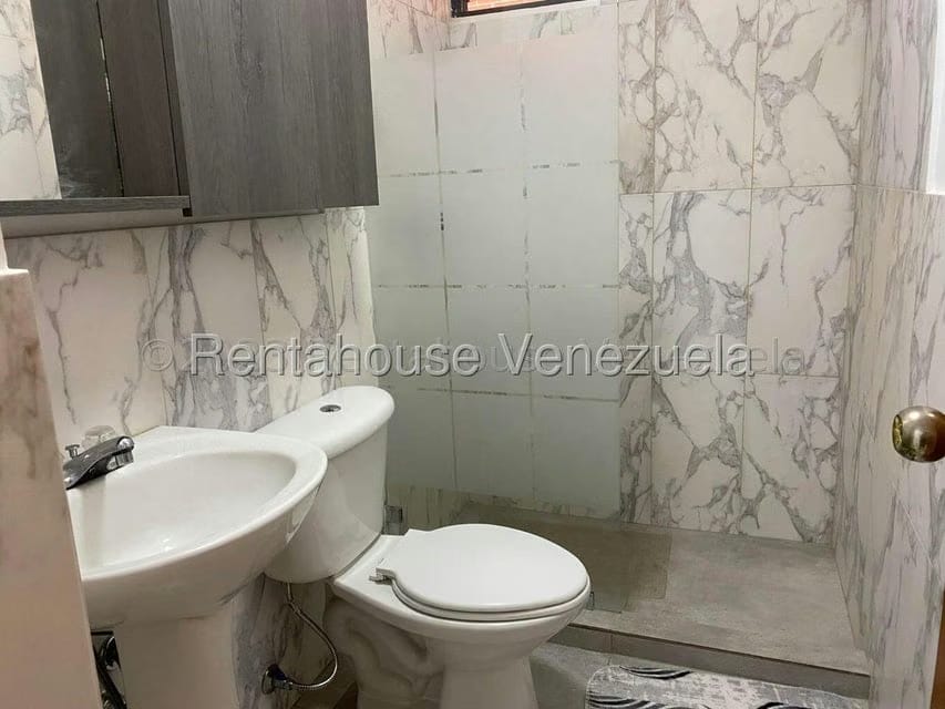 Apartamento (1 Nivel) en Alquiler en Colinas de La Tahona, Distrito Metropolitano - 18
