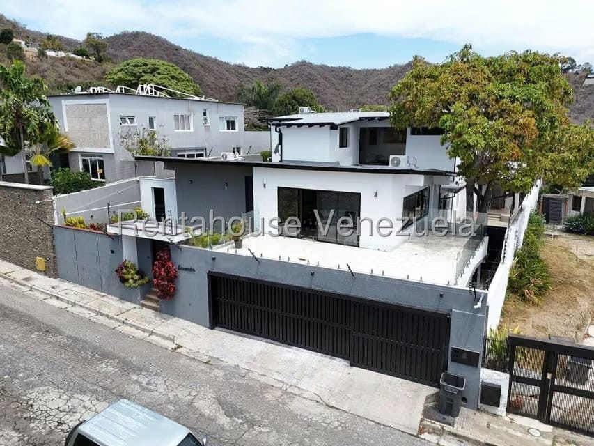 Casa (Duplex) en Venta en Prados del Este, Distrito Metropolitano - 2